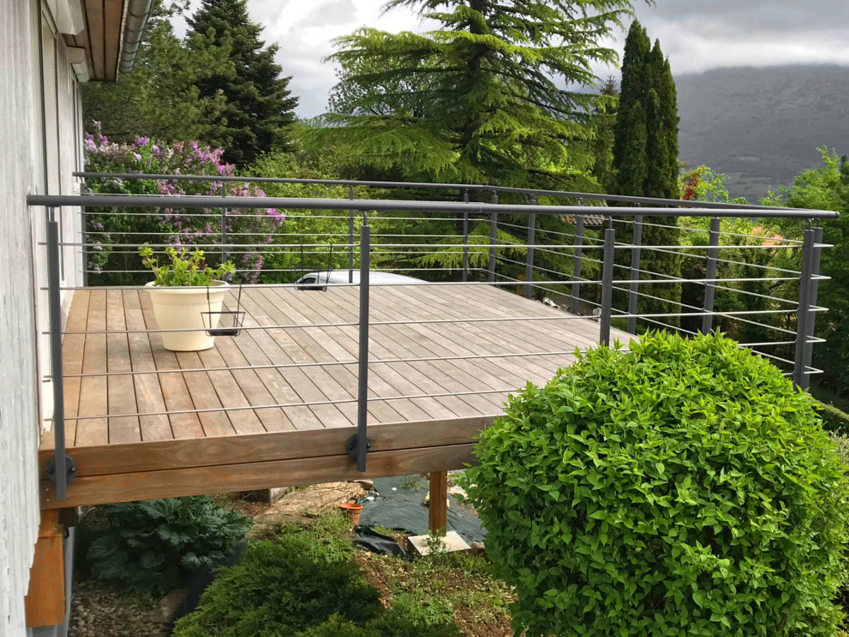 Terrasse en bois à Bellegarde dans le pays de gex par votre paysagiste