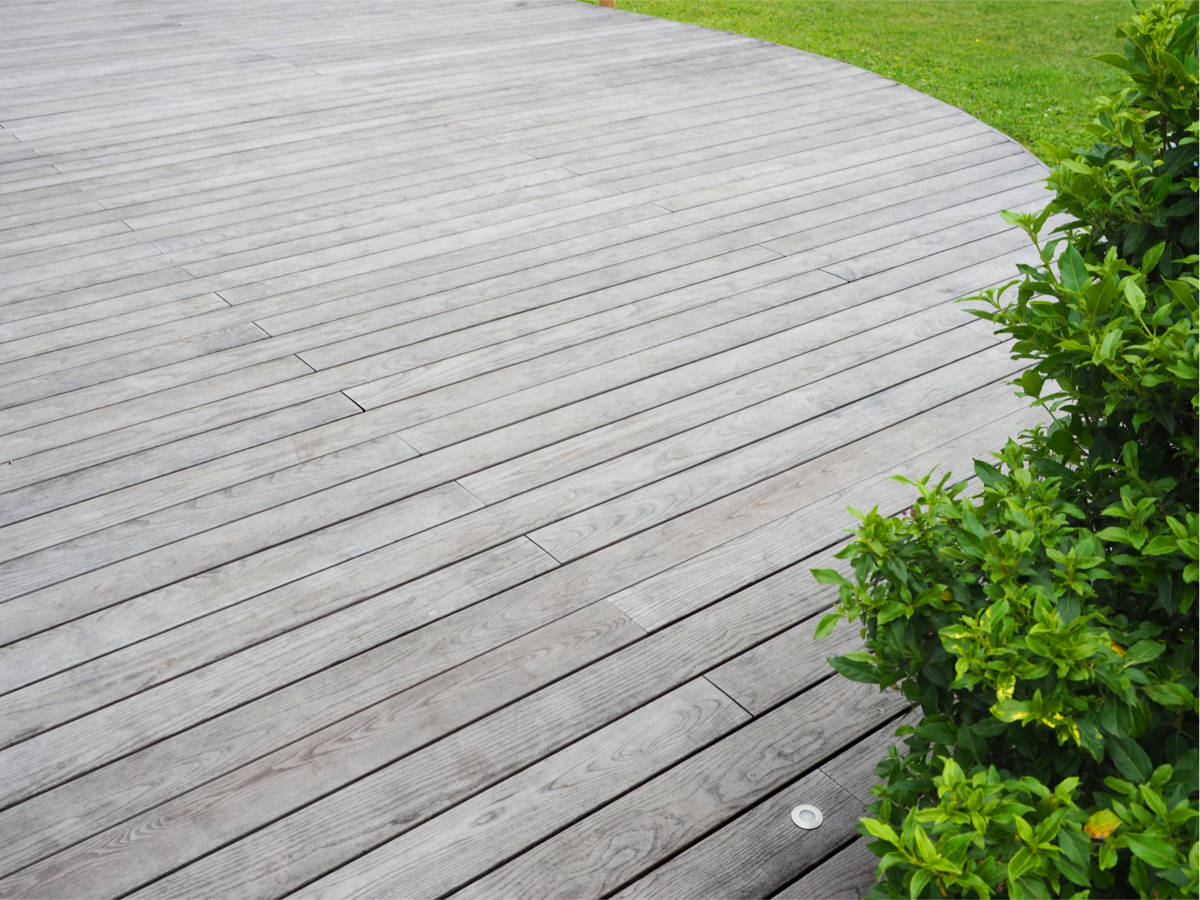 Terrasse en bois à Saint genis pouilly dans le pays de gex par votre paysagiste