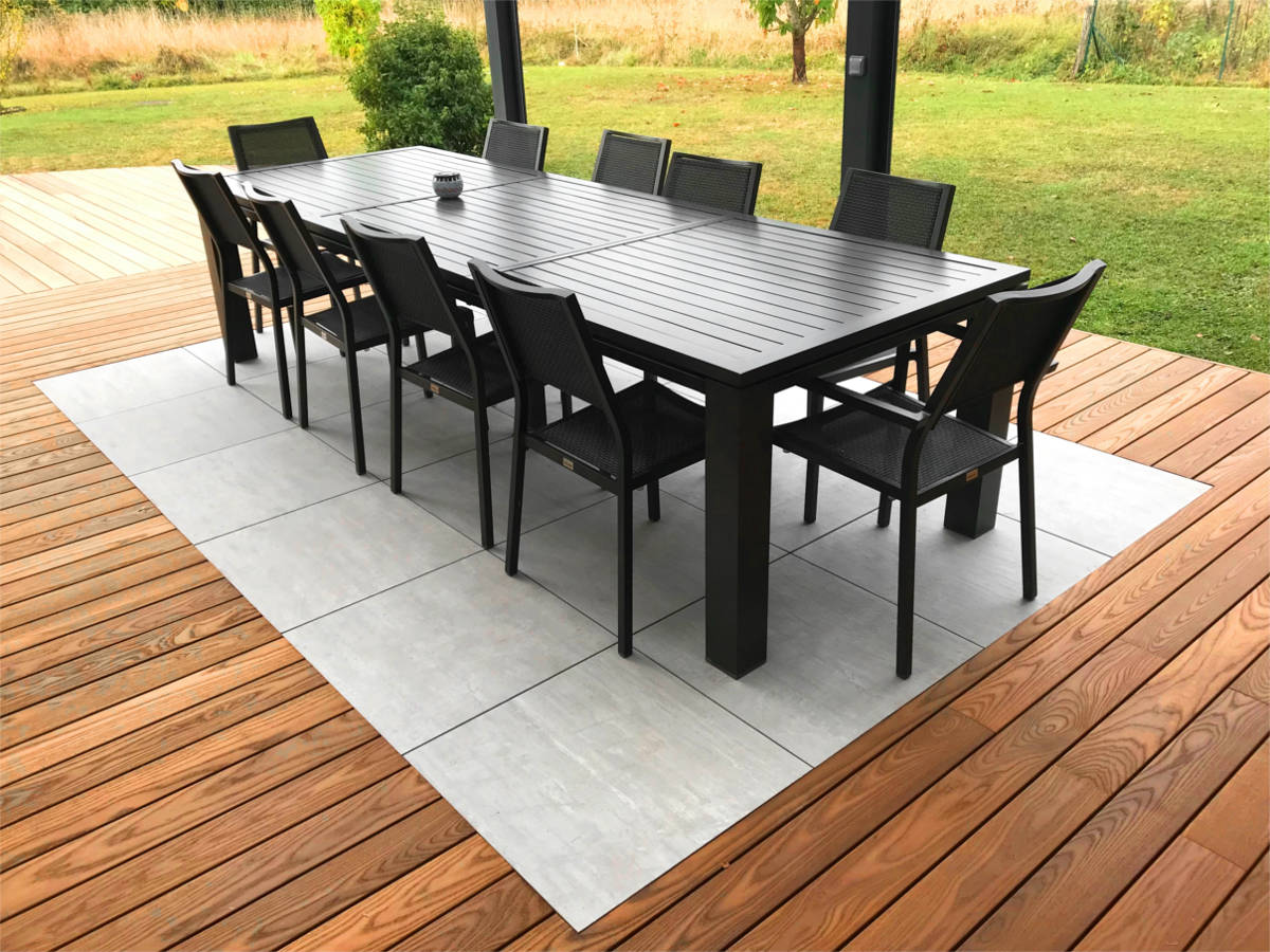 Terrasse en bois à Prévessin dans le pays de gex par votre paysagiste. Bois essence en thermofrêne