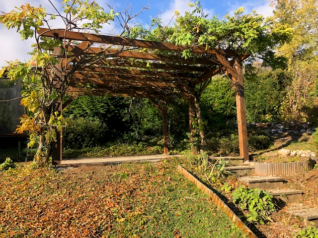 pergola moduland bois. Aménagée par paysagiste pays-de-gex à Echenevex
